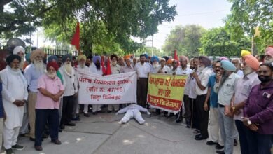 ਮੁਲਾਜ਼ਮਾਂ ਤੇ ਪੈਨਸ਼ਨਰਾਂ ਵੱਲੋ ਪੰਜਾਬ ਸਰਕਾਰ ਖਿਲਾਫ ਅਰਥੀ ਫੂਕ ਮੁਜ਼ਾਹਰਾ ਮੁਲਾਜ਼ਮਾਂ ਤੇ ਪੈਨਸ਼ਨਰਾਂ ਵੱਲੋ ਪੰਜਾਬ ਸਰਕਾਰ ਖਿਲਾਫ ਅਰਥੀ ਫੂਕ ਮੁਜ਼ਾਹਰਾ