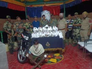 सटीक खुफिया सूचना पर बीएसएफ ने फिरोजपुर में भारी मात्रा में हेरोइन की खेप सहित तस्कर को दबोचा