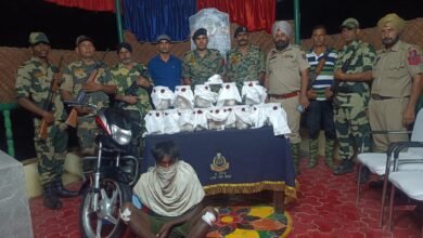 सटीक खुफिया सूचना पर बीएसएफ ने फिरोजपुर में भारी मात्रा में हेरोइन की खेप सहित तस्कर को दबोचा