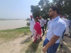 ਡੀਸੀ ਨੇ ਸਤਲੁਜ ਦੇ ਬੰਨ੍ਹਾਂ ਦਾ ਨਿਰੀਖਣ ਕੀਤਾ, ਕੋਈ ਪਾੜ ਨਾ ਪੈਣ ਦੀ ਪੁਸ਼ਟੀ ਕੀਤੀ; ਹੜ੍ਹਾਂ ਦੀਆਂ ਤਿਆਰੀਆਂ ਪੂਰੀ ਤਰ੍ਹਾਂ ਤੇਜ਼