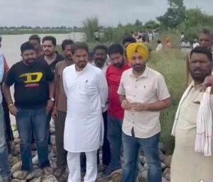 सीमावर्ती गांवों में सोढ़ी परिवार का सेवा अभियान, हीरा सोढ़ी ने 70 से अधिक बाढ़ग्रस्त गांवों का दौरा किया सीमावर्ती गांवों में सोढ़ी परिवार का सेवा अभियान, हीरा सोढ़ी ने 70 से अधिक बाढ़ग्रस्त गांवों का दौरा किया