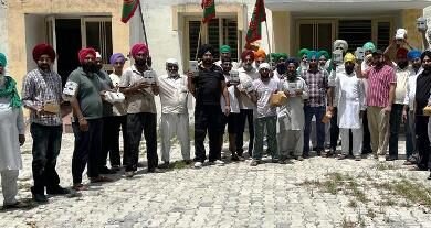 ਕਿਸਾਨਾਂ ਨੇ ਚਿੱਪ-ਅਧਾਰਤ ਮੀਟਰਾਂ ਵਿਰੁੱਧ ਬਗਾਵਤ ਕੀਤੀ; ਪਿੰਡ ਵਾਸੀਆਂ ਨੇ ਵਾਪਸ ਲੈਣ ਦੀ ਮੰਗ ਕੀਤੀ ਕਿਸਾਨਾਂ ਨੇ ਚਿੱਪ-ਅਧਾਰਤ ਮੀਟਰਾਂ ਵਿਰੁੱਧ ਬਗਾਵਤ ਕੀਤੀ; ਪਿੰਡ ਵਾਸੀਆਂ ਨੇ ਵਾਪਸ ਲੈਣ ਦੀ ਮੰਗ ਕੀਤੀ