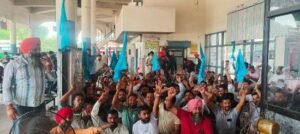 ਹੜਤਾਲ ਦੇ ਦੂਜੇ ਦਿਨ ਨੂੰ ਵੀ ਟਰਾਂਸਪੋਰਟ ਦਾ ਸੰਪੂਰਨ ਚੱਕਾ ਜਾਮ-ਜਤਿੰਦਰ ਸਿੰਘ ਅੱਜ ਮੀਟਿੰਗ ਵਿੱਚ ਕੋਈ ਹੱਲ ਨਹੀਂ ਹੁੰਦਾ ਤਾਂ ਸਵੇਰੇ ਮੁੱਖ ਮੰਤਰੀ ਪੰਜਾਬ ਦੀ ਰਹਾਇਸ਼ ਤੇ ਦਿੱਤਾ ਜਾਵੇਗਾ ਧਰਨਾ -ਮੁਖਪਾਲ ਸਿੰਘ