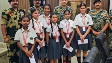 ਵਿਦਿਆਰਥਣਾਂ ਨੇ ਬੀ.ਐਸ.ਐਫ. ਦੇ ਅਧਿਕਾਰੀਆਂ ਨੂੰ ਵਾਤਾਵਰਨ–ਅਨੁਕੂਲ ਰੱਖੜੀ ਬੰਨ੍ਹ ਕੇ ਰੱਖੜੀ ਦੇ ਪਾਵਨ ਤਿਉਹਾਰ ਨੂੰ ਮਨਾਇਆ