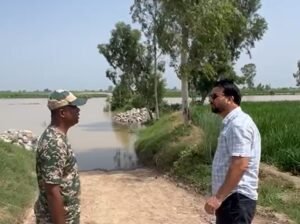 ਐਸਡੀਐਮ ਵੱਲੋਂ ਸਤਲੁਜ ਨੇੜੇ ਸਰਹੱਦੀ ਪਿੰਡਾਂ ਦਾ ਨਿਰੀਖਣ; 3,000 ਰੇਤ ਦੀਆਂ ਬੋਰੀਆਂ ਤਾਇਨਾਤ, ਪਾੜ ਨੂੰ ਰੋਕਣ ਲਈ ਵਿਭਾਗ ਚੌਕਸ