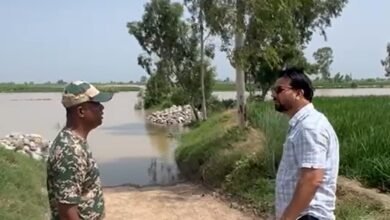 ਐਸਡੀਐਮ ਵੱਲੋਂ ਸਤਲੁਜ ਨੇੜੇ ਸਰਹੱਦੀ ਪਿੰਡਾਂ ਦਾ ਨਿਰੀਖਣ; 3,000 ਰੇਤ ਦੀਆਂ ਬੋਰੀਆਂ ਤਾਇਨਾਤ, ਪਾੜ ਨੂੰ ਰੋਕਣ ਲਈ ਵਿਭਾਗ ਚੌਕਸ ਐਸਡੀਐਮ ਵੱਲੋਂ ਸਤਲੁਜ ਨੇੜੇ ਸਰਹੱਦੀ ਪਿੰਡਾਂ ਦਾ ਨਿਰੀਖਣ; 3,000 ਰੇਤ ਦੀਆਂ ਬੋਰੀਆਂ ਤਾਇਨਾਤ, ਪਾੜ ਨੂੰ ਰੋਕਣ ਲਈ ਵਿਭਾਗ ਚੌਕਸ