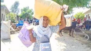 ਜਿਵੇਂ ਹੀ ਸਤਲੁਜ ਦਰਿਆ ਘੱਟਦਾ ਜਾਂਦਾ ਹੈ, ਜਮੁਨਾ ਬਾਈ ਹੜ੍ਹਾਂ ਤੋਂ ਬਾਅਦ ਆਪਣੇ ਬਰਬਾਦ ਹੋਏ ਘਰ ਵਾਪਸ ਆਉਂਦੀ ਹੈ, ਰਾਹਤ ਦੀ ਭਾਲ ਵਿੱਚ ਜਿਵੇਂ ਹੀ ਸਤਲੁਜ ਦਰਿਆ ਘੱਟਦਾ ਜਾਂਦਾ ਹੈ, ਜਮੁਨਾ ਬਾਈ ਹੜ੍ਹਾਂ ਤੋਂ ਬਾਅਦ ਆਪਣੇ ਬਰਬਾਦ ਹੋਏ ਘਰ ਵਾਪਸ ਆਉਂਦੀ ਹੈ, ਰਾਹਤ ਦੀ ਭਾਲ ਵਿੱਚ