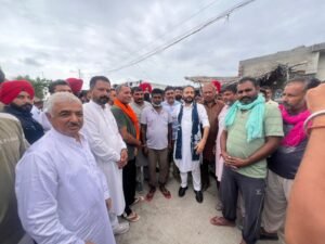 Former MLA Raminder Singh Awla Provides Relief to Flood Victims
