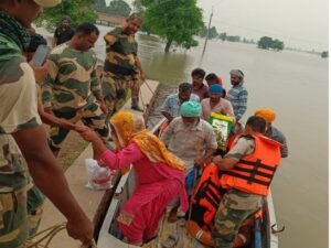 फिरोजपुर: बी एस एफ द्वारा बाढ़ प्रभावित क्षेत्रों में राहत एवं बचाव कार्य