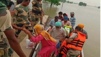 फिरोजपुर: बी एस एफ द्वारा बाढ़ प्रभावित क्षेत्रों में राहत एवं बचाव कार्य