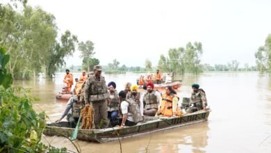 ਮੁੱਖ ਮੰਤਰੀ ਵੱਲੋਂ ਕਿਸ਼ਤੀ ਰਾਹੀਂ ਫ਼ਿਰੋਜ਼ਪੁਰ ਦੇ ਹੜ੍ਹ ਪ੍ਰਭਾਵਿਤ ਇਲਾਕਿਆਂ ਦਾ ਦੌਰਾ; ਕੇਂਦਰ ਸਰਕਾਰ ਤੋਂ ਕੁਦਰਤੀ ਆਫ਼ਤਾਂ ਕਾਰਨ ਹੋਏ ਨੁਕਸਾਨ ਦਾ ਮੁਆਵਜ਼ਾ ਵਧਾਉਣ ਦੀ ਕੀਤੀ ਮੰਗ ਮੁੱਖ ਮੰਤਰੀ ਵੱਲੋਂ ਕਿਸ਼ਤੀ ਰਾਹੀਂ ਫ਼ਿਰੋਜ਼ਪੁਰ ਦੇ ਹੜ੍ਹ ਪ੍ਰਭਾਵਿਤ ਇਲਾਕਿਆਂ ਦਾ ਦੌਰਾ; ਕੇਂਦਰ ਸਰਕਾਰ ਤੋਂ ਕੁਦਰਤੀ ਆਫ਼ਤਾਂ ਕਾਰਨ ਹੋਏ ਨੁਕਸਾਨ ਦਾ ਮੁਆਵਜ਼ਾ ਵਧਾਉਣ ਦੀ ਕੀਤੀ ਮੰਗ