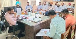 ਝੋਨੇ ਦੇ ਸੀਜ਼ਨ ਦੌਰਾਨ ਬਿਨਾਂ ਸੁਪਰ ਐਸ ਐਮ ਐਸ ਤੋਂ ਕੰਬਾਈਨ ਚੱਲਣ ਤੇ ਪੂਰਨ ਪਾਬੰਦੀ- ਵਧੀਕ ਡਿਪਟੀ ਕਮਿਸ਼ਨਰ ਝੋਨੇ ਦੇ ਸੀਜ਼ਨ ਦੌਰਾਨ ਬਿਨਾਂ ਸੁਪਰ ਐਸ ਐਮ ਐਸ ਤੋਂ ਕੰਬਾਈਨ ਚੱਲਣ ਤੇ ਪੂਰਨ ਪਾਬੰਦੀ- ਵਧੀਕ ਡਿਪਟੀ ਕਮਿਸ਼ਨਰ