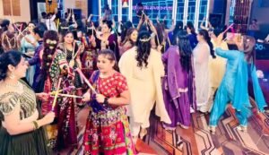 200 से अधिक महिलाओं ने डांडिया संगम 3.0 में भाग लेकर युवा पीढ़ी को परंपरा से जोड़ा 200 से अधिक महिलाओं ने डांडिया संगम 3.0 में भाग लेकर युवा पीढ़ी को परंपरा से जोड़ा