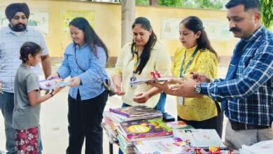 बाढ़ पीढि़त बच्चो की सहायता को डीसीएम ग्रुप ने भेंट किए खिलौने, स्टेशनरी व रिफ्रैशमेंट