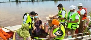 ਜ਼ਿਲ੍ਹਾ ਕਾਨੂੰਨੀ ਸੇਵਾਵਾਂ ਅਥਾਰਟੀ, ਫਿਰੋਜਪੁਰ ਵੱਲੋਂ ਹੜ੍ਹ ਪ੍ਰਭਾਵਿਤ ਇਲਾਕਿਆਂ ਵਿੱਚ ਬੇੜੀ ਰਾਹੀਂ ਰਾਹਤ ਸਮੱਗਰੀ ਪਹੁੰਚਾਉਂਦੇ ਹੋਏ ਸੀ.ਜ਼ੇ.ਐੱਮ ਅਨੁਰਾਧਾ ਜ਼ਿਲ੍ਹਾ ਕਾਨੂੰਨੀ ਸੇਵਾਵਾਂ ਅਥਾਰਟੀ, ਫਿਰੋਜਪੁਰ ਵੱਲੋਂ ਹੜ੍ਹ ਪ੍ਰਭਾਵਿਤ ਇਲਾਕਿਆਂ ਵਿੱਚ ਬੇੜੀ ਰਾਹੀਂ ਰਾਹਤ ਸਮੱਗਰੀ ਪਹੁੰਚਾਉਂਦੇ ਹੋਏ ਸੀ.ਜ਼ੇ.ਐੱਮ ਅਨੁਰਾਧਾ