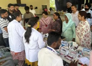 ਸਿਹਤ ਵਿਭਾਗ ਨੇ ਹੁਣ ਸਪੈਸ਼ਲਿਸਟ ਡਾਕਟਰਾਂ ਨੂੰ ਵੀ ਉਤਾਰਿਆ ਹੜ੍ਹ ਪ੍ਰਭਾਵਿਤ ਇਲਾਕਿਆ ਵਿੱਚ ਸਿਹਤ ਵਿਭਾਗ ਨੇ ਹੁਣ ਸਪੈਸ਼ਲਿਸਟ ਡਾਕਟਰਾਂ ਨੂੰ ਵੀ ਉਤਾਰਿਆ ਹੜ੍ਹ ਪ੍ਰਭਾਵਿਤ ਇਲਾਕਿਆ ਵਿੱਚ