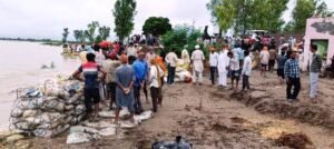 ਸਤਲੁਜ ਦੇ ਤੇਜ਼ ਵਹਾਅ ਦੇ ਚੱਲਦੇ ਰੁਕਨੇ ਵਾਲਾ ਬੰਨ੍ਹ ਨੂੰ ਵੱਡੇ ਪੱਧਰ ਤੇ ਢਾਅ, ਇਲਾਕੇ ਦੀਆਂ ਸੰਗਤਾਂ ਤੇ ਲੋਕਾਂ ਵਲੋਂ ਕੀਤੀ ਜਾ ਰਹੀ ਸੇਵਾ - ਬਲਜਿੰਦਰ ਤਲਵੰਡੀ