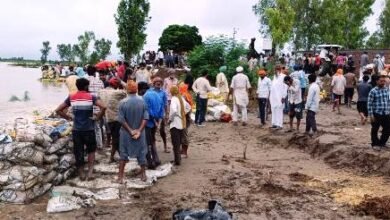 ਸਤਲੁਜ ਦੇ ਤੇਜ਼ ਵਹਾਅ ਦੇ ਚੱਲਦੇ ਰੁਕਨੇ ਵਾਲਾ ਬੰਨ੍ਹ ਨੂੰ ਵੱਡੇ ਪੱਧਰ ਤੇ ਢਾਅ, ਇਲਾਕੇ ਦੀਆਂ ਸੰਗਤਾਂ ਤੇ ਲੋਕਾਂ ਵਲੋਂ ਕੀਤੀ ਜਾ ਰਹੀ ਸੇਵਾ - ਬਲਜਿੰਦਰ ਤਲਵੰਡੀ