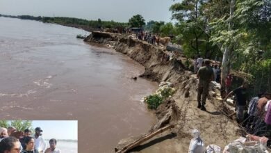 ਪਾਣੀ ਦੇ ਵਹਾਅ ਕਾਰਨ ਪਿੰਡ ਵਾੜਾ ਕਾਲੀ ਰਾਓ ਵਿਖੇ ਕਮਜ਼ੋਰ ਹੋਏ ਬੰਨ ਦੀ ਮਜ਼ਬੂਤੀ ਦੇ ਲਈ ਡਿਪਟੀ ਕਮਿਸ਼ਨਰ ਨੇ ਖ਼ੁਦ ਸੰਭਾਲਿਆ ਮੋਰਚਾ ਪਾਣੀ ਦੇ ਵਹਾਅ ਕਾਰਨ ਪਿੰਡ ਵਾੜਾ ਕਾਲੀ ਰਾਓ ਵਿਖੇ ਕਮਜ਼ੋਰ ਹੋਏ ਬੰਨ ਦੀ ਮਜ਼ਬੂਤੀ ਦੇ ਲਈ ਡਿਪਟੀ ਕਮਿਸ਼ਨਰ ਨੇ ਖ਼ੁਦ ਸੰਭਾਲਿਆ ਮੋਰਚਾ