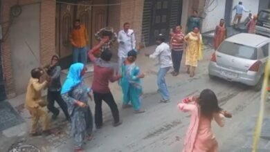 ਵਿਆਹ 'ਬਧਾਈ' ਨੂੰ ਲੈ ਕੇ ਟਰਾਂਸਜੈਂਡਰ ਸਮੂਹਾਂ ਵਿਚਕਾਰ ਝੜਪ ਵਿਆਹ 'ਬਧਾਈ' ਨੂੰ ਲੈ ਕੇ ਟਰਾਂਸਜੈਂਡਰ ਸਮੂਹਾਂ ਵਿਚਕਾਰ ਝੜਪ