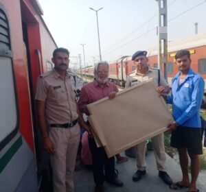 रेल पर ईमानदारी :आरपीएफ ने सीमा के वीरों के लिए दृष्टिबाधित यात्रियों को खोई हुई पेंटिंग वापस दिलाई रेल पर ईमानदारी :आरपीएफ ने सीमा के वीरों के लिए दृष्टिबाधित यात्रियों को खोई हुई पेंटिंग वापस दिलाई
