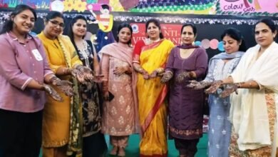 फिरोज़पुर: शांति विद्या मंदिर स्कूल में करवाचौथ पर मेहंदी प्रतियोगिता का आयोजन फिरोज़पुर: शांति विद्या मंदिर स्कूल में करवाचौथ पर मेहंदी प्रतियोगिता का आयोजन