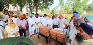 ਯੂ.ਕੇ. ਤੋਂ ਸੰਸਦ ਮੈਂਬਰ ਤਨਮਨਜੀਤ ਸਿੰਘ ਢੇਸੀ ਦੇ ਪਰਿਵਾਰਿਕ ਮੈਂਬਰ ਹੜ੍ਹ ਪੀੜਤ ਲੋਕਾਂ ਕੋਲ ਸਿੱਧੀ ਮਦਦ ਦੇਣ ਪਹੁੰਚੇ