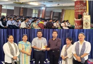 शांति विद्या मंदिर में विद्यालय के पूर्व छात्र ने छात्रों का भविष्य के लिए मार्गदर्शन किया