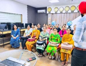 कक्षा से कैमरे तक: डीएससीडब्ल्यू के छात्र सीख रहे हैं "ट्रैवल व्लॉगिंग की कला"