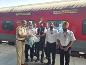 रेलवे स्टाफ की तत्परता से यात्री का गुम हुआ कीमती सामान सुरक्षित लौटाया गया