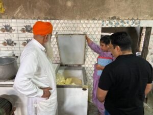 ਤਿਉਹਾਰਾ ਦੇ ਸੀਜਨ ਨੂੰ ਮੁੱਖ ਰੱਖਦੇ ਹੋਏ ਸਿਹਤ ਵਿਭਾਗ ਵਲੋ ਮਠਿਆਈ ਦੀਆ ਦੁਕਾਨਾਂ ਦੀ ਕੀਤੀ ਚੈਕਿੰਗ,ਭਰੇ ਸੈਂਪਲ