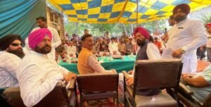 केन्द्रीय राज्य रक्षा मंत्री के सामने राणा सोढ़ी ने उठाया छावनी और कंटीली तार पर किसानो की भूमि का मुद्दा -केन्द्रीय मंत्री बोले: किसी किसान की दीवाली फीकी नहीं जाने दी जाएगी, 20 तक हरेक के खाते में आएगी मुआवजा राशि- फिरोजपुर केन्द्रीय राज्य रक्षा मंत्री संजय सेठ के फिरोजपुर पहुंचने पर भाजपा के राष्ट्रीय कार्यकारिणी सदस्य डा. राणा गुरमीत सिंह सोढ़ी ने प्रमुखता के साथ जिले की समस्याओ को उठाया। वहीं दो दिवसीय दौरे के दौरान केन्द्रीय राज्य मंत्री ने 33 गांवो का दौरा कर 10 हजार लोगो से मुलाकात की और उनकी समस्याओ के बारे में बारीकी से जाना। इस दौरान मंत्री संजय सेठ ने जिलाधिकारियो के भी बैठक की। पत्रकारो को सम्बोधित करते हुए केन्द्रीय राज्य रक्षा मंत्री संजय सेठ ने कहा कि उनके द्वारा जिन गांवो का दौरा किया गया है, वहां से लोगो से मुलाकात हुई और उनसे खुलकर बात की तो सामने आया कि अभी तक कई गांवो में पटवारी भी नहीं पहुंचे है। उन्होंने कहा कि गांव किलचा के लोगो ने कहा कि जब पटवारी ही नहीं आया तो उनके नुकसान के बारे में रिपोर्ट सरकार तक कब जाएगी। मंत्री ने कहा कि उनकी डीसी से मुलाकात में यह बात सामने आई है कि 11 अक्तुबर से 20 अक्तुबर के बीच में सभी किसानो के खातो में मुआवजा राशि आ जाएगी और किसी भी किसान या बाढ़ पीढि़त की दीवाली को फीकी नहीं जाने दिया जाएगा। उन्होंने कहा कि पंजाब के प्रति प्रधानमंत्री नरेन्द्र मोदी का विशेष लगाव है और मोदी, अमित शाह, शिवराज चौहान से लेकर अनेको केन्द्रीय और राज्य मंत्री पंजाब में लगातार दौरे कर रहे है ताकि पंजाब में बाढ़ पीढि़तो के चेहरो पर फिर से खुशी लौटाई जा सके। उन्होंने कहा कि बाढ़ के दौरान सेना, सीमा सुरक्षा बल और एनडीआरएफ की टीमो ने खूब काम किया है और उन्हें आदेश दिए है कि सेना और सीमा सुरक्षा बल आगे भी ग्रामीणो की मदद करे और उनके लिए मैडिकल कैंप सहित अन्य सुविधाए भी पहुंचाए। उन्होंने कहा कि केन्द्र सरकार हर दु:ख की घड़ी में पंजाब के ग्रामीणो के साथ खड़ी है। उन्होंने कहा कि बाढ़ ने किसानो की भूमि, घर से लेकर बच्चो की पढ़ाई तक सब कुछ छीन ली है और उनकी जीवनरेखा का फिर से पटरी पर लाना ही केन्द्र सरकार का मुख्य लक्ष्य है। उन्होंने कहा कि केन्द्र सरकार द्वारा पंजाब के लिए जो 1600 करोड़ की राशि जारी की गई है उसमें करीब 800 करोड़ की राशि पंजाब सरकार को भेज दी गई है। राणा गुरमीत ङ्क्षसह सोढ़ी ने कहा कि सीमावर्ती जिला होने के कारण यहां कोई उद्योग नहीं है और लोग खेतीबाड़ी पर निर्भर है। उन्होंने कहा कि सीमा पर किसान देश की रक्षक की तरह जहां रक्षा करते है, वहीं खेती करके अपनी अजीविका चलाते है। इसके बावजूद उनके नाम अभी तक भूमि नहीं है और बाढ़ जैसी आपदा के समय उन्हें काफी परेशानी उठानी पड़ती है। उन्होंने कहा कि केन्द्र सरकार को चाहिए कि सीमा पर कंटीली तार पार भूमि को किसानो के नाम करने सम्बंधी निर्णय लिया जाए ताकि किसानो के उसका लाभ मिल सके। राणा सोढ़ी मंत्री से कहा कि छावनी के लोग आजाद भारत में भी 1836 जीजीओ के काले नियमो का संताप झेल रहे है। उन्होंने कहा कि यहां के लोग अपनी समस्याओ सम्बंधी कई बार आवाज बुलंद कर चुके है। उन्होंने कहा कि छावनी का नोटिफाई एरिया बढ़ाने के साथ-साथ यहां के लोगो को अंग्रेजो के काले नियमो से आजादी दिलवाई जानी चाहिए ताकि लोगो को परेशानी से मुक्ति दिलवाई जा सके। उन्होंने कहा कि यहां के लोग सिर्फ मलबे के मालिक है, लेकिन जमीन भी केन्द्र सरकार के नाम बोलती है, जिस कारण लोगो को बैंक से लोन भी नहीं मिल पाता है। राणा सोढ़ी ने कहा कि बंगलो के एरिया के लोग भी काफी परेशान है। उन्होंने कहा कि फिरोजपुर उनकी जन्म और कर्म भूमि है और यहां की समस्याओ को उनके द्वारा समय-समय पर केन्द्र सरकार के समक्ष उठाया जाता है। उन्होंने कहा कि सरकार यहां की समस्याओ पर ध्यान देकर लोगो की भलाई में अहम फैसले लेगी तो लोगो को लाभ मिलेगा।