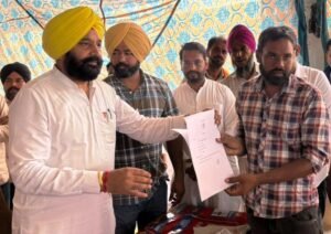 ਵਿਧਾਇਕ ਫੌਜਾ ਸਿੰਘ ਸਰਾਰੀ ਨੇ ਹੜ੍ਹ ਪ੍ਰਭਾਵਿਤ ਪਰਿਵਾਰਾਂ ਨੂੰ 1 ਕਰੋੜ 6 ਲੱਖ ਰੁਪਏ ਮੁਆਵਜ਼ੇ ਦੀ ਰਾਸ਼ੀ ਦੇ ਪ੍ਰਵਾਨਗੀ ਪੱਤਰ ਸੌਂਪੇ