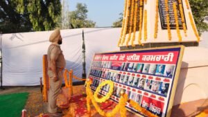 ਪੁਲਿਸ ਜਵਾਨਾਂ ਨੇ ਸ਼ਹੀਦਾਂ ਨੂੰ ਹਥਿਆਰ ਉੱਲਟੇ ਕਰਕੇ ਦਿੱਤੀ ਸੋਗ ਸਲਾਮੀ, ਸਾਰੇ ਅਧਿਕਾਰੀਆਂ ਵੱਲੋਂ ਦੋ ਮਿੰਟ ਦਾ ਮੌਨ ਧਾਰ ਕੇ ਸ਼ਹੀਦਾਂ ਨੂੰ ਦਿੱਤੀ ਗਈ ਸ਼ਰਧਾਂਜਲੀ