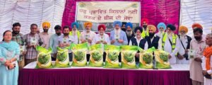 ਪੀ.ਏ.ਯੂ- ਲੁਧਿਆਣਾ ਵੱਲੋਂ ਹੜ੍ਹ ਪ੍ਰਭਾਵਿਤ ਕਿਸਾਨਾਂ ਨੂੰ ਕਣਕ ਅਤੇ ਗੋਭੀ ਸਰ੍ਹੋਂ ਦਾ ਬੀਜ ਵੰਡਿਆ ਪੀ.ਏ.ਯੂ- ਲੁਧਿਆਣਾ ਵੱਲੋਂ ਹੜ੍ਹ ਪ੍ਰਭਾਵਿਤ ਕਿਸਾਨਾਂ ਨੂੰ ਕਣਕ ਅਤੇ ਗੋਭੀ ਸਰ੍ਹੋਂ ਦਾ ਬੀਜ ਵੰਡਿਆ
