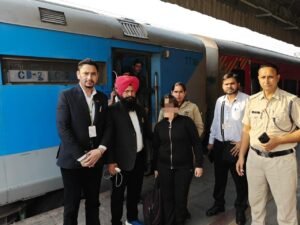 अमृतसर-दिल्ली इंटरसिटी में सतर्क रेलवे कर्मचारी ने घर से भागी नाबालिग बच्ची को सुरक्षित परिवार के पास पहुँचाया अमृतसर-दिल्ली इंटरसिटी में सतर्क रेलवे कर्मचारी ने घर से भागी नाबालिग बच्ची को सुरक्षित परिवार के पास पहुँचाया