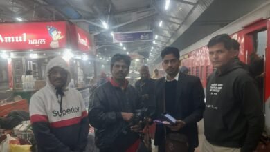 ईमानदारी और तत्परता का उत्कृष्ट उदाहरण प्रस्तुत करते हुए रेलकर्मी ने यात्री का कैनन कंपनी का कीमती कैमरा सुरक्षित लौटाया ईमानदारी और तत्परता का उत्कृष्ट उदाहरण प्रस्तुत करते हुए रेलकर्मी ने यात्री का कैनन कंपनी का कीमती कैमरा सुरक्षित लौटाया