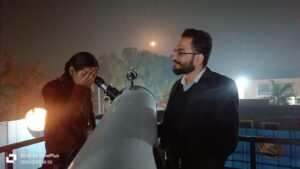 डीसीएम के विद्यार्थियो ने पूर्णिमा पर टैलीस्कॉप में देखा कोल्ड मून डीसीएम के विद्यार्थियो ने पूर्णिमा पर टैलीस्कॉप में देखा कोल्ड मून