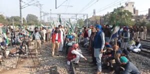 पंजाब में रेल रोको से फिरोजपुर रेल डिवीज़न में 16 ट्रेन सर्विस में रुकावट आई पंजाब में रेल रोको से फिरोजपुर रेल डिवीज़न में 16 ट्रेन सर्विस में रुकावट आई