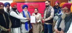 ਕਿਸਾਨ ਮਜ਼ਦੂਰ ਮੋਰਚੇ ਦੇ ਆਗੂਆਂ ਨੇ ਡੀ ਸੀ ਫਿਰੋਜ਼ਪੁਰ ਨੂੰ ਮੰਗ ਪੱਤਰ ਸੌਂਪ ਕੇ ਕੇਂਦਰ ਸਰਕਾਰ ਨੂੰ ਤਰੁੰਤ ਮੰਗਾਂ ਹੱਲ ਕਰਨ ਦੀ ਕੀਤੀ ਮੰਗ ਕਿਸਾਨ ਮਜ਼ਦੂਰ ਮੋਰਚੇ ਦੇ ਆਗੂਆਂ ਨੇ ਡੀ ਸੀ ਫਿਰੋਜ਼ਪੁਰ ਨੂੰ ਮੰਗ ਪੱਤਰ ਸੌਂਪ ਕੇ ਕੇਂਦਰ ਸਰਕਾਰ ਨੂੰ ਤਰੁੰਤ ਮੰਗਾਂ ਹੱਲ ਕਰਨ ਦੀ ਕੀਤੀ ਮੰਗ