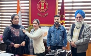 ਹਥਿਆਰਬੰਦ ਸੈਨਾ ਝੰਡਾ ਦਿਵਸ ’ਤੇ ਫਿਰੋਜ਼ਪੁਰ ਵਿੱਚ ਡੀਸੀ ਨੂੰ ਲਗਾਇਆ ਝੰਡਾ, ਨਾਗਰਿਕਾਂ ਨੂੰ ਦਾਨ ਲਈ ਅਪੀਲ ਹਥਿਆਰਬੰਦ ਸੈਨਾ ਝੰਡਾ ਦਿਵਸ ’ਤੇ ਫਿਰੋਜ਼ਪੁਰ ਵਿੱਚ ਡੀਸੀ ਨੂੰ ਲਗਾਇਆ ਝੰਡਾ, ਨਾਗਰਿਕਾਂ ਨੂੰ ਦਾਨ ਲਈ ਅਪੀਲ