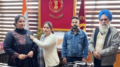 ਹਥਿਆਰਬੰਦ ਸੈਨਾ ਝੰਡਾ ਦਿਵਸ ’ਤੇ ਫਿਰੋਜ਼ਪੁਰ ਵਿੱਚ ਡੀਸੀ ਨੂੰ ਲਗਾਇਆ ਝੰਡਾ, ਨਾਗਰਿਕਾਂ ਨੂੰ ਦਾਨ ਲਈ ਅਪੀਲ ਹਥਿਆਰਬੰਦ ਸੈਨਾ ਝੰਡਾ ਦਿਵਸ ’ਤੇ ਫਿਰੋਜ਼ਪੁਰ ਵਿੱਚ ਡੀਸੀ ਨੂੰ ਲਗਾਇਆ ਝੰਡਾ, ਨਾਗਰਿਕਾਂ ਨੂੰ ਦਾਨ ਲਈ ਅਪੀਲ