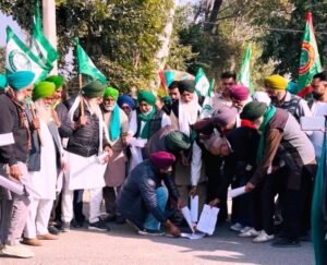 ਸੰਯੁਕਤ ਕਿਸਾਨ ਮੋਰਚੇ ਦੇ ਸੱਦੇ ਉੱਤੇ ਕਿਸਾਨਾਂ, ਮਜਦੂਰਾਂ ਅਤੇ ਬਿਜਲੀ ਕਾਮਿਆ ਨੇ ਕੀਤਾ ਰੋਸ ਪ੍ਰਦਰਸ਼ਨ, ਬਿਜਲੀ ਸੋਧ ਬਿੱਲ ਅਤੇ ਸੀਡ ਬਿੱਲ ਦੀਆਂ ਫੂਕੀਆਂ ਕਾਪੀਆਂ