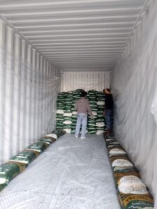 “सड़क परिवहन के मुकाबले कम लागत में सुरक्षित, किफायती एवं समयबद्ध रेल परिवहन से बढ़ा व्यापारियों का विश्वास – डोर-टू-डोर सेवा से बढ़ी सुविधा।” फ़िरोज़पुर, दिसंबर १10, 2025: मंडल रेल प्रबंधक श्री संजीव कुमार के मार्गदर्शन में फिरोजपुर मंडल की बिज़नस डेवलपमेंट यूनिट की टीम द्वारा निरंतर चावल व्यापारियों के साथ बैठकों का आयोजन किया गया, जिनमें व्यापारियों ने अपने कारखानों से सीधे गंतव्य स्टेशन तक ‘डोर-टू-डोर’ सेवा की आवश्यकता व्यक्त की। रेलवे ने कॉनकॉर तथा लॉजिस्टिक सेवा प्रदाता कंपनियों के साथ संयुक्त प्रयासों से चावल व्यापारियों का भरोसा जीता। अब, अमृतसर-तरण तारन के चावल उत्पादक क्षेत्रों से चावल उत्पादकों का माल सुरक्षित, किफायती, समयबद्ध एवं डोर-टू-डोर सुविधा के साथ रेल मार्ग से परिवहन किया जा रहा है। वरिष्ठ मंडल वाणिज्य प्रबंधक/फ्रेट श्री मनु गर्ग की सक्रीयता से अमृतसर-तरण तारन के चावल उत्पादक क्षेत्रों से चार वर्षों के अंतराल के बाद पुनः सड़क मार्ग की अपेक्षाकृत रेल मार्ग की ओर सफल वापसी फिरोजपुर मंडल के लिए एक उल्लेखनीय उपलब्धि है। इन बैठकों में राइस मिल एसोसिएशन के अध्यक्ष श्री अशोक सेठी सहित मेसर्स एएमडीडी फूड्स, सप्पल टेक, लाल किला, दावत आदि प्रतिष्ठित संस्थानों के प्रतिनिधि उपस्थित रहे। इस पहल के अंतर्गत मेसर्स एएमडीडी फूड्स ने 02 कंटेनरों की मांग की थी, जिनकी लोडिंग एएमडीडी फूड्स के तरण तारन में पूरी कर ली गई है तथा उन्हें प्रारंभिक रूप से अहमदगढ़ स्टेशन से भेजा गया है। इसके बाद, ये कंटेनर रेलमार्ग द्वारा चेन्नई भेजे जाएंगे। इसके अतिरिक्त, मेसर्स एएमडीडी फूड्स की ओर से 08 और कंटेनरों की मांग भी प्राप्त हुई है। व्यापारियों ने बताया कि सड़क मार्ग से माल भेजने में न केवल समय अधिक लगता है, बल्कि परिवहन लागत, जोखिम तथा ट्रकों की उपलब्धता को लेकर भी अनिश्चितता रहती है। इसके विपरीत, रेलमार्ग से होने वाला परिवहन अधिक विश्वसनीय, किफायती और समय-बद्ध साबित हो रहा है। रेलवे द्वारा उपलब्ध कराई गई ‘डोर-टू-डोर’ सेवा से चावल उत्पादक क्षेत्र के कारोबारी अत्यधिक लाभान्वित हो रहे हैं। सड़क मार्ग की तुलना में काफी बचत हो रही है। साथ ही, रेलवे द्वारा प्रदान की गई सुरक्षा और निगरानी प्रणाली के कारण माल पूर्ण सुरक्षित स्थिति में गंतव्य तक पहुँच रहा है। फिरोज़पुर मंडल के इन प्रयासों ने न केवल रेल राजस्व में वृद्धि की है, बल्कि व्यापारियों का रेलवे के प्रति भरोसा भी जीता है। इन बैठकों के फलस्वरूप, निकट भविष्य में लुधियाना सहित अन्य क्षेत्रों से भी मांग आने की संभावना है। यह उपलब्धि न केवल रेल यातायात में बढ़ोतरी का संकेत है, बल्कि रेलवे के लिए व्यवसायिक विकास का सकारात्मक संदेश भी देती है।