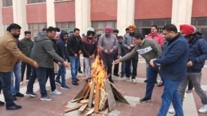 ਮੌਜੂਦਾ ਆਪ ਸਰਕਾਰ ਨਾਲ ਮੋਹ ਭੰਗ ਹੋਣ ਅਤੇ ਮੁਲਾਜ਼ਮ ਮੰਗਾਂ ਪੂਰੀਆਂ ਨਾ ਹੋਣ 'ਤੇ ਮੁਲਾਜ਼ਮਾਂ ਵੱਲੋਂ ਲੋਹੜੀ ਵਿੱਚ ਡੱਕੇ ਤੋੜ ਕੇ ਸੁੱਟੇ ਗਏ ਮੌਜੂਦਾ ਆਪ ਸਰਕਾਰ ਨਾਲ ਮੋਹ ਭੰਗ ਹੋਣ ਅਤੇ ਮੁਲਾਜ਼ਮ ਮੰਗਾਂ ਪੂਰੀਆਂ ਨਾ ਹੋਣ 'ਤੇ ਮੁਲਾਜ਼ਮਾਂ ਵੱਲੋਂ ਲੋਹੜੀ ਵਿੱਚ ਡੱਕੇ ਤੋੜ ਕੇ ਸੁੱਟੇ ਗਏ