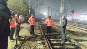 रेलवे ने रात में निगरानी बढ़ाई; घने कोहरे के बीच 61 अधिकारियों ने 190 इंस्पेक्शन किए रेलवे ने रात में निगरानी बढ़ाई; घने कोहरे के बीच 61 अधिकारियों ने 190 इंस्पेक्शन किए