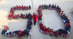 ਸਰਕਾਰੀ ਸਕੂਲ ਦੀ ਮੁੱਖ ਅਧਿਆਪਕਾ ਦੇ ਸੁਨਹਿਰੀ ਜਨਮਦਿਨ ਦਾ ਜਸ਼ਨ ਮਨਾਉਣ ਲਈ ਵਿਦਿਆਰਥੀਆਂ ਨੇ '50' ਬਣਾਇਆ