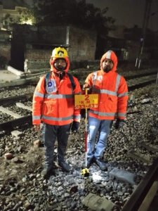 रेलवे ने सर्दियों में सुरक्षित रेल ऑपरेशन पक्का करने के लिए नाइट ट्रैक पेट्रोलिंग तेज़ की रेलवे ने सर्दियों में सुरक्षित रेल ऑपरेशन पक्का करने के लिए नाइट ट्रैक पेट्रोलिंग तेज़ की