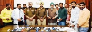 ਪੁਲਿਸ ਆਈਟੀ ਸੈੱਲ ਨੇ ਸੀਈਆਈਆਰ ਪੋਰਟਲ ਦੀ ਵਰਤੋਂ ਕਰਕੇ 72 ਗੁੰਮ ਹੋਏ ਮੋਬਾਈਲ ਲੱਭੇ, ਸਹੀ ਮਾਲਕਾਂ ਨੂੰ ਵਾਪਸ ਪੁਲਿਸ ਆਈਟੀ ਸੈੱਲ ਨੇ ਸੀਈਆਈਆਰ ਪੋਰਟਲ ਦੀ ਵਰਤੋਂ ਕਰਕੇ 72 ਗੁੰਮ ਹੋਏ ਮੋਬਾਈਲ ਲੱਭੇ, ਸਹੀ ਮਾਲਕਾਂ ਨੂੰ ਵਾਪਸ