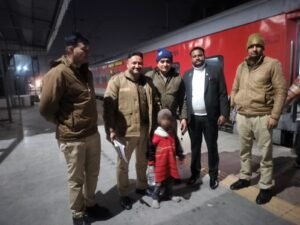 "पंजाब मेल में टिकट चेकिंग स्टाफ ने नाबालिग बच्चे को सुरक्षित उसके परिजनों तक पहुँचाने की जिम्मेदारी निभाई।" "पंजाब मेल में टिकट चेकिंग स्टाफ ने नाबालिग बच्चे को सुरक्षित उसके परिजनों तक पहुँचाने की जिम्मेदारी निभाई।"